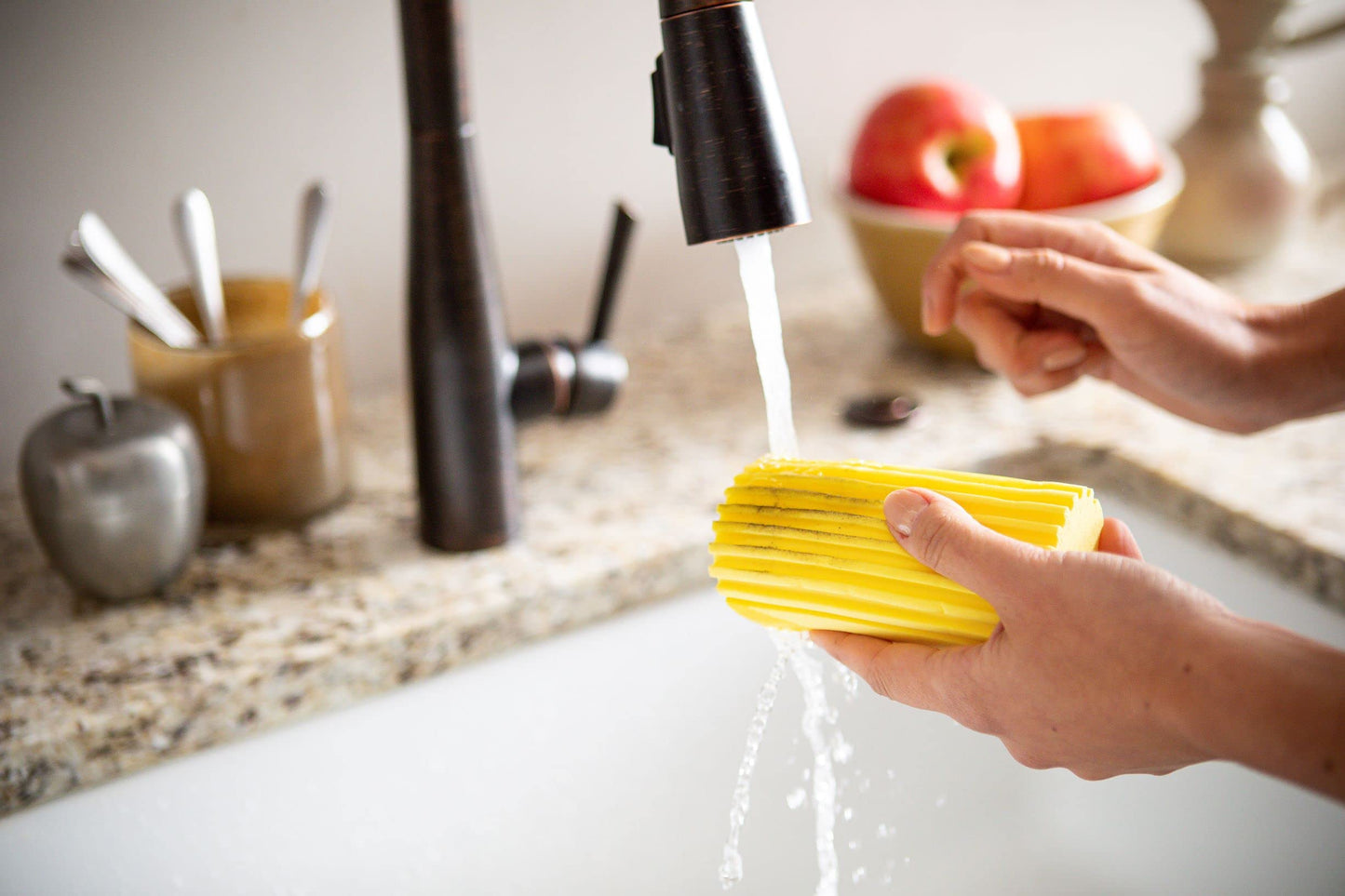 Scrub Daddy Damp Duster, Magischer Staubreinigungsschwamm, Staubtuch Zum Reinigen von Jalousien, Holzjalousien und Heizkörpern, Fußleisten, Spiegeln, Spinnweben, fängt Staub EIN, Gelb, Einheitsgröße
